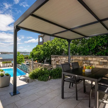 Aurora By Briskva Crveni Vrh